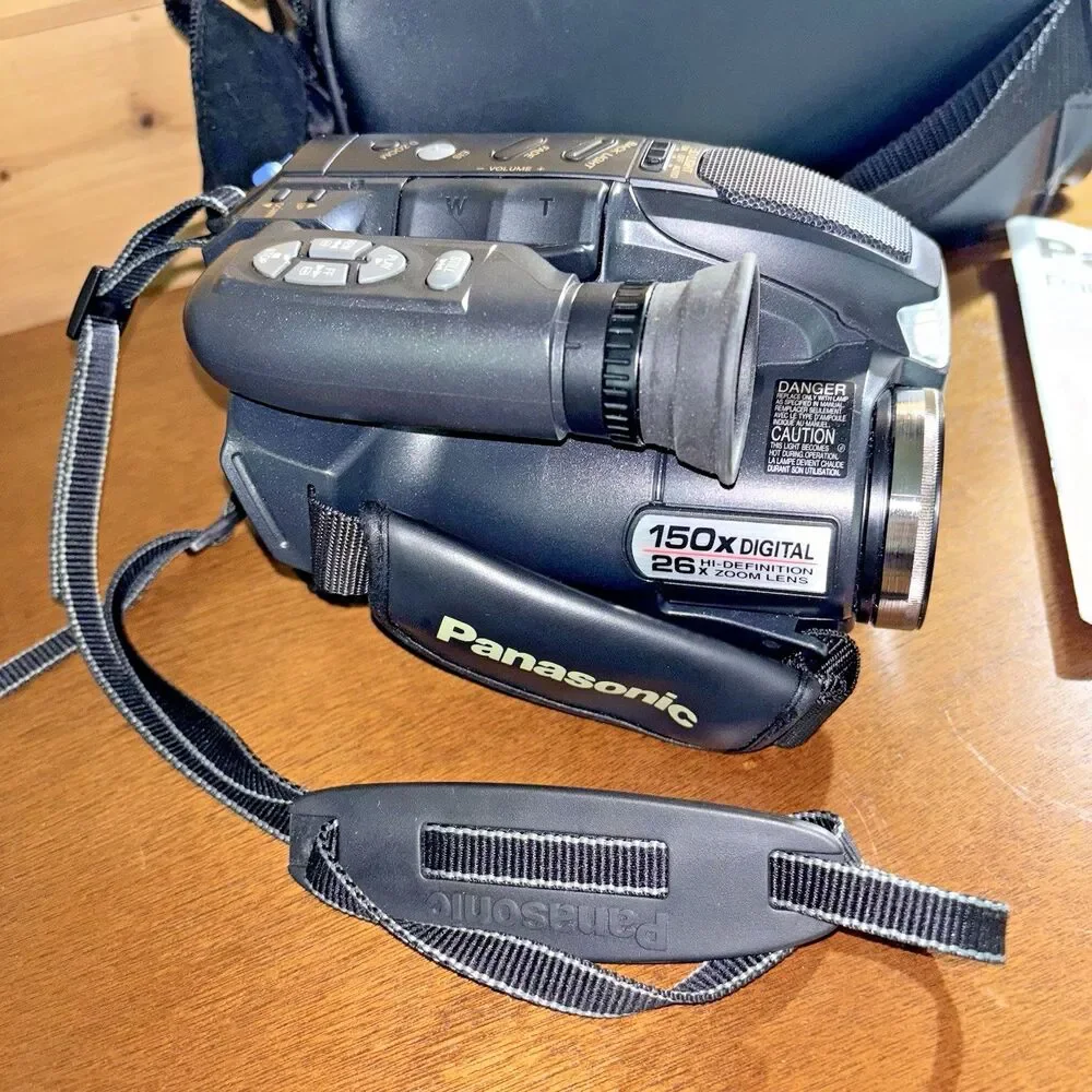 Panasonic PV-L559 VHS-C Analog Camcorder Parts Only Camera, Bag, Manuel Included